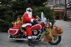 weihnachtsmann-auf-motorrad-10122122716592.jpg