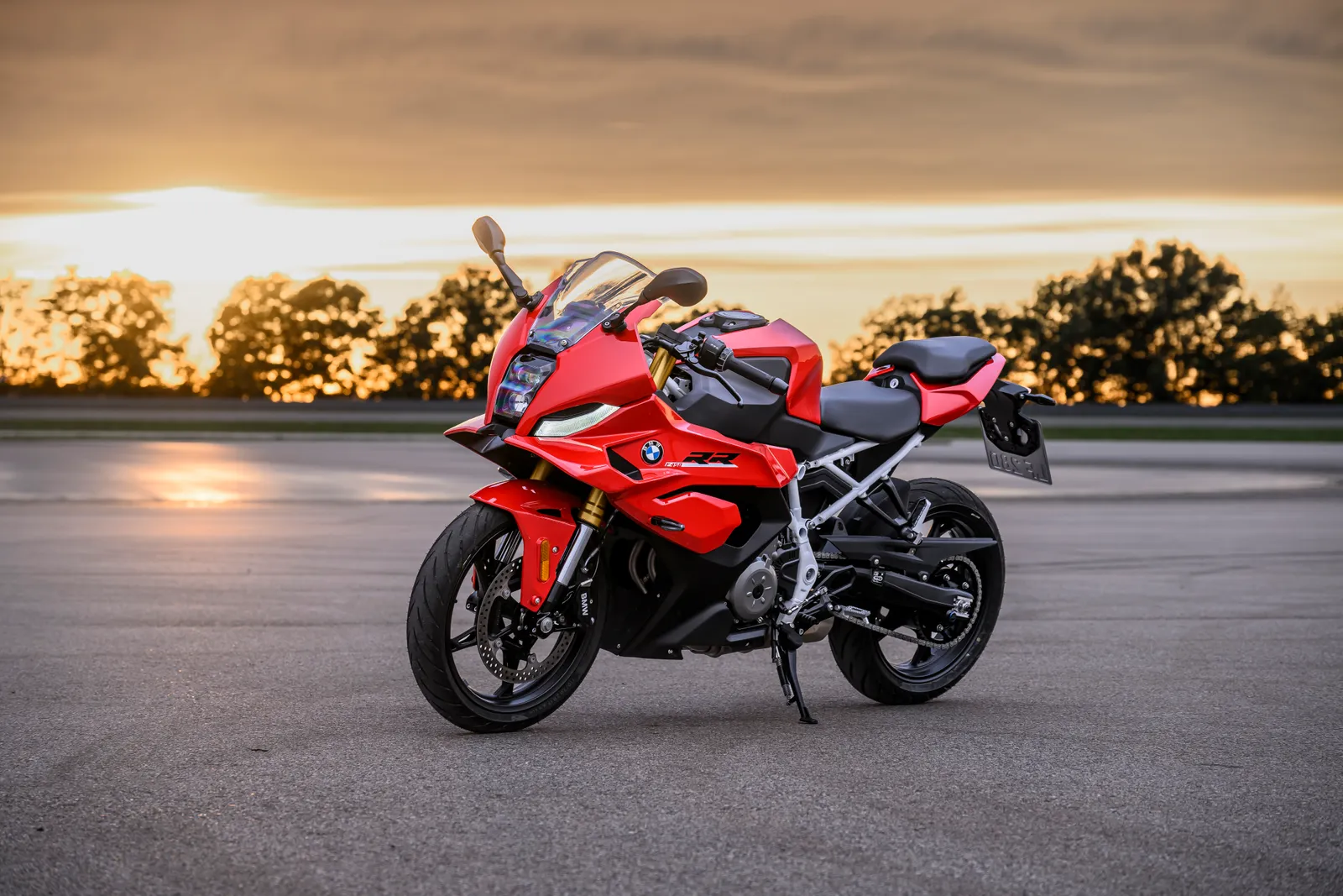 Die neue BMW F 450 RR bringt das RR-Kürzel in die A2-Klasse: 48 PS, 177 Kilo und viel Elektronik. Was die kleine Sportlerin kann und für wen sie spannend ist.